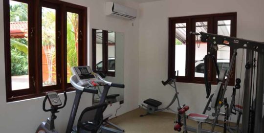 Ayurveda Resort Fitnessraum mit Laufband Villa Raphael Sri Lanka Bentota