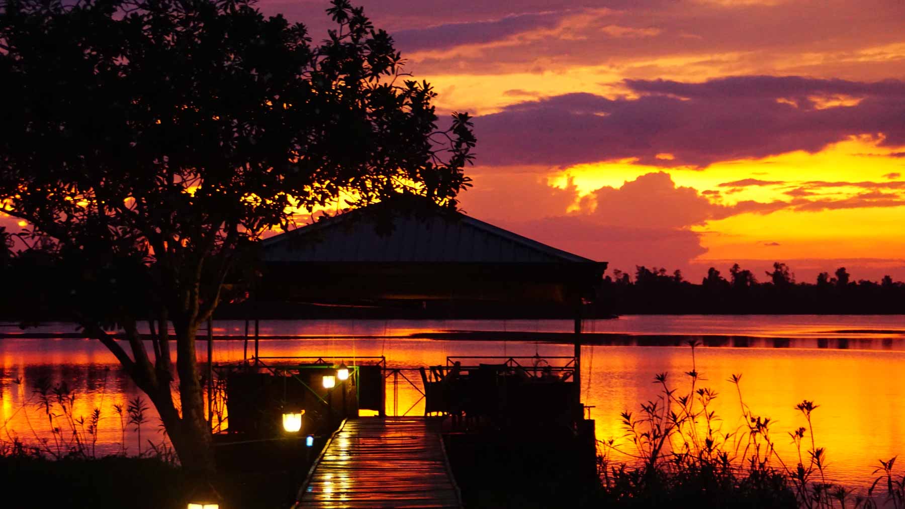 Ayurveda Resort Sea Lounge Steg zur Sea Lounge auf dem angrenzenden Natursee bei Sonnenuntergang Sri Lankas