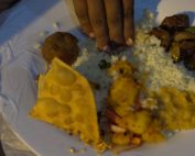 Buddhistische Zeremonie Teller mit Papadam und Curry wird von Hand gegessen
