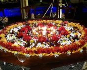 Ayurveda Resort Weihnachten Blumen Dekoration mit Kerzen
