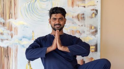 Ayurveda Resort Tajmilan Hatha Yoga Lehrer in der Baum Pose Vrksasana