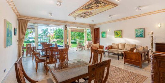 Villa Salon mit Blick zum Pool und der Veranda
