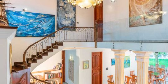 Galerie mit kunstvollen Gemaelden eines lokalen Kuenstlers
