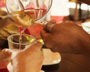 Ayurveda Teas: Hibiskustee wird in ein Glas abgefuellt