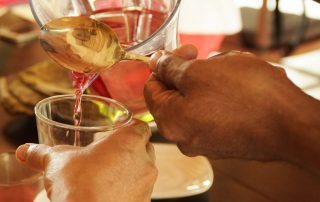 Ayurveda Teas: Hibiskustee wird in ein Glas abgefuellt