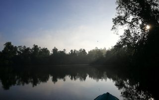 Kajaken im Sonnenaufgang Sri Lankas
