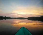 Kajaken im Sonnenaufgang Sri Lankas