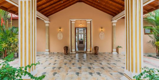 Villa-Haupteingang offen mit zwei Elefantenstatuen aus Holz geschnitzt