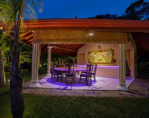Esstisch im Gartenhaus mit Nachtbeleuchtung