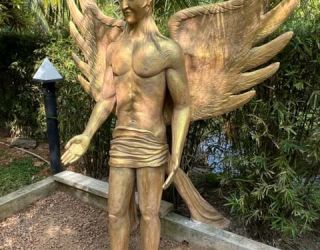 Skulptur Engel Gabriel in der Gartenanlage des Resorts