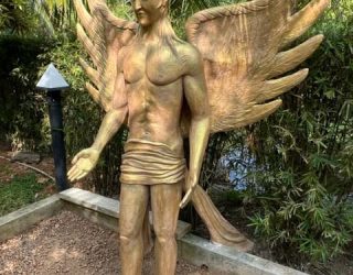 Skulptur Engel Gabriel in der Gartenanlage des Resorts