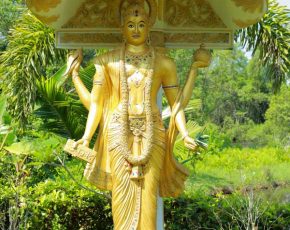 Ayurveda Gott Dhanvantari; handgemachte Skulptur im Resort der Villa, glänzt golden in der Sonne