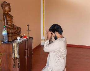 Yoga Lehrer beim Gebet