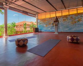 Yoga-Raum: offen zur gruenen Anlage