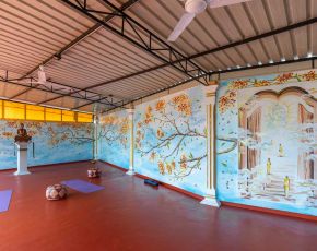 Yoga-Raum: offen mit Buddha-Statue und Gemaelden