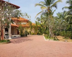 Ayurveda Resort Zufahrt roetlicher Vorplatz Villa Raphael