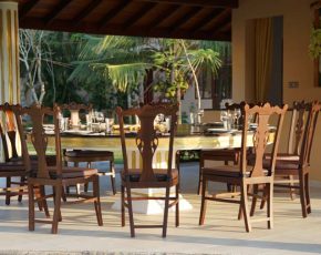 Ayurveda Resort Gartenanlage gedeckter Tisch bei Sonnenlicht