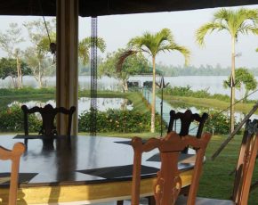 Ayurveda Resort Gartenanlage offener Essbereich mit Ausblick zum Natursee