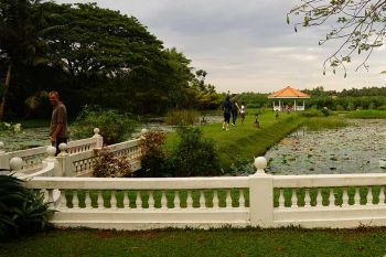 Ausfluege Bentota - Gartenanlage mit grossem Teich Sri Lanka