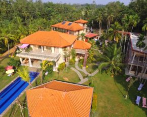 Drohnen-Aufnahme der Anlage und der Umgebung Villa Raphael aus der Vogelperspektive Luftaufnahme der Anlage