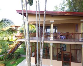 Drohnen-Aufnahme der Anlage und der Umgebung Villa Raphael aus der Vogelperspektive Veranda eines Zimmers im Ayurveda-Center Gebaeude