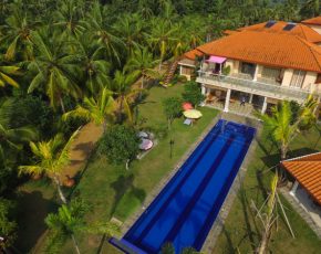 Drohnen-Aufnahme der Anlage und der Umgebung Villa Raphael aus der Vogelperspektive Drohnen Aufnahe Pool und Villa