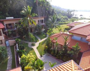 Drohnen-Aufnahme der Anlage und der Umgebung Villa Raphael aus der Vogelperspektive Drohnen-Aufnahme Garternanlage und Ayurveda-Center