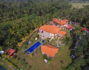 Drohnen-Aufnahme der Anlage und der Umgebung Villa Raphael aus der Vogelperspektive Anlage mit naturbelassener Umgebung